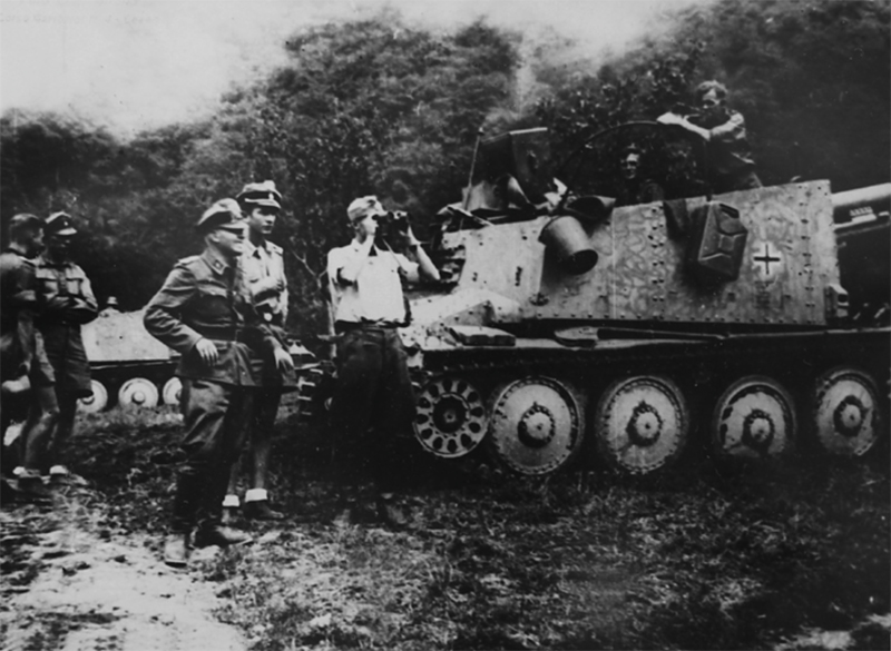 1943, Boves: lo Sturmbannführer Joachim Peiper osserva compiaciuto il procedere della distruzione del paese