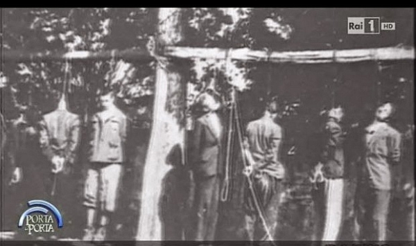 sempre il grande Bruno Vespa che usa allegramente i falsi fotografici sulle atrocità titine: in realtà si tratta di partigiani friulani impiccati a Premariacco (UD) il 29 maggio 1944