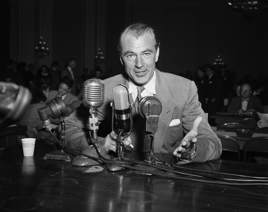 interrogato dalla Commissione per le attività antiamericane, Gary Cooper si comportò in modo ignobile, denunciando colleghi, sceneggiatori, ecc., legati alla sinistra